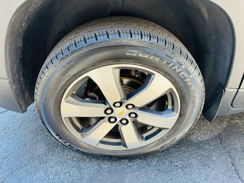 Used 2020 Chevrolet Traverse LT w/ LT Premium Package AWD/4WD image 10