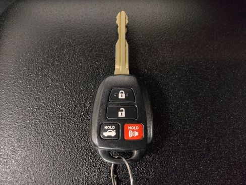 Used 2017 Toyota Camry LE FWD image 32