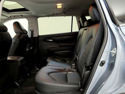 Used 2022 Toyota Highlander XLE AWD/4WD image 21