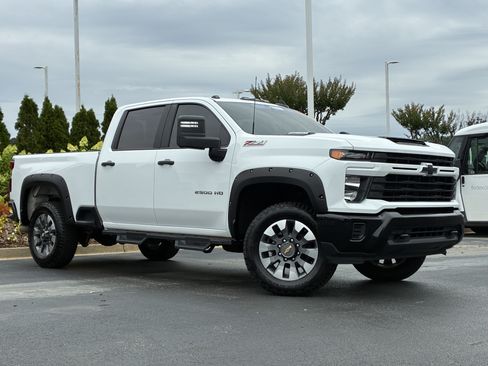 Used 2024 Chevrolet Silverado 2500 Custom w/ Custom Value Package AWD/4WD image 2