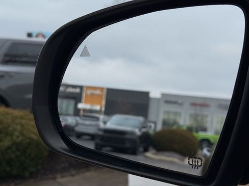 Used 2018 Jeep Cherokee Trailhawk w/ Cold Weather Group image 11