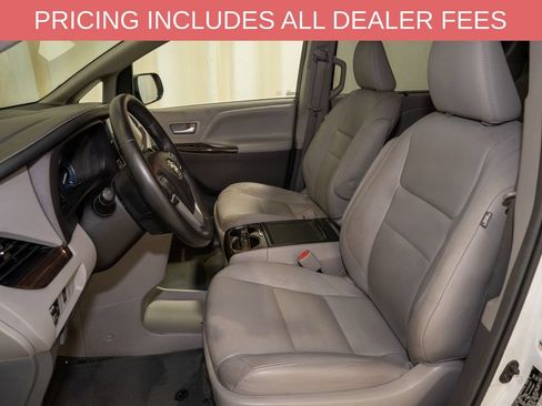 Used 2017 Toyota Sienna XLE FWD image 11