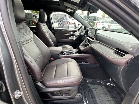 Used 2025 Ford Explorer Platinum w/ LUX Leather Package AWD/4WD image 17