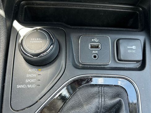 Certified 2019 Jeep Cherokee Overland AWD/4WD image 32