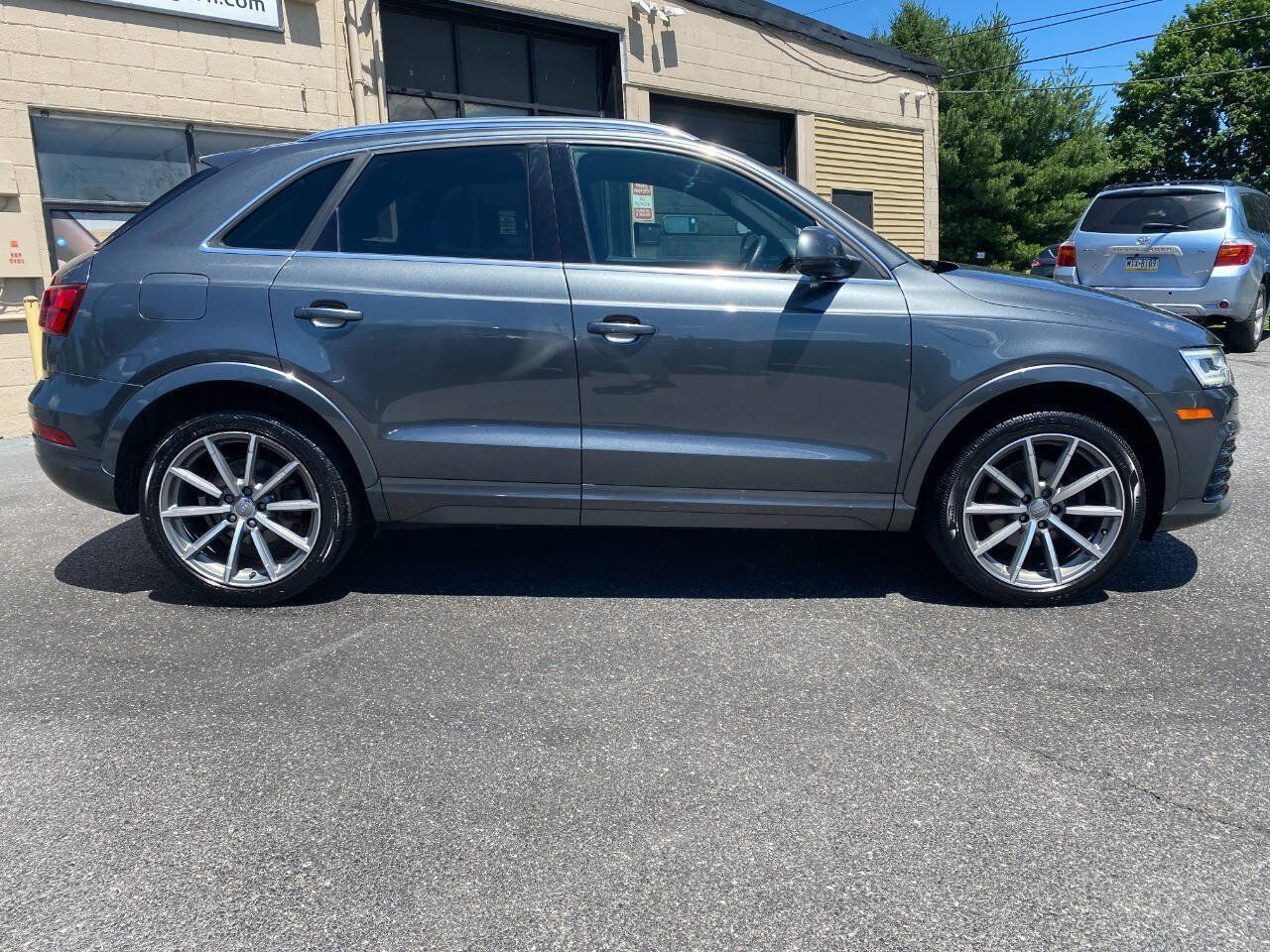 Used 2018 Audi Q3 2.0T Premium Plus w/ Premium Plus Package AWD/4WD image 2
