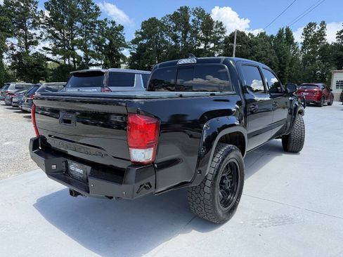 Used 2017 Toyota Tacoma TRD Off-Road w/ Premium & Technology Package AWD/4WD image 6