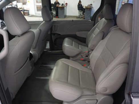 Used 2017 Toyota Sienna XLE image 21