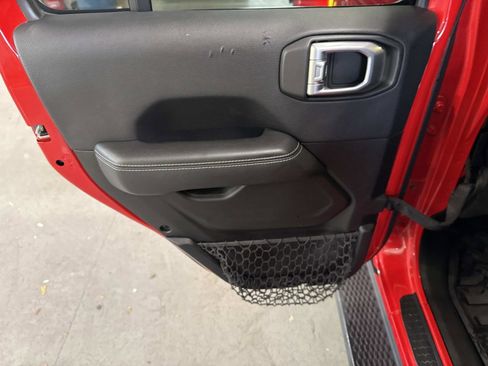 Used 2019 Jeep Wrangler Unlimited Sahara image 11