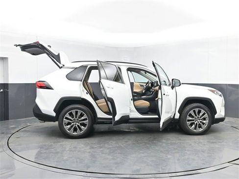 Used 2019 Toyota RAV4 XLE Premium image 55