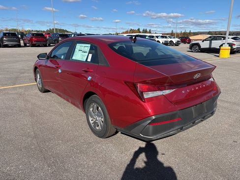 New 2025 Hyundai Elantra SE image 3
