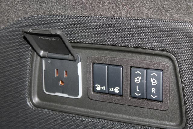 Used 2025 Cadillac Escalade Sport Platinum w/ LPO, Floor Liner Package AWD/4WD image 29