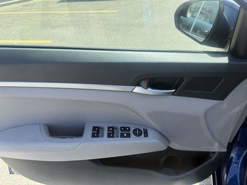 Used 2020 Hyundai Elantra SE FWD image 20