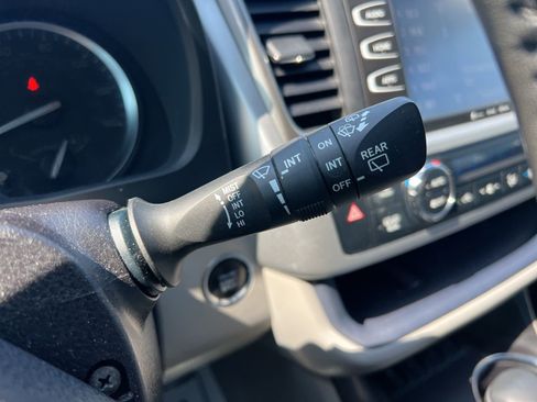 Used 2019 Toyota Highlander XLE FWD image 21
