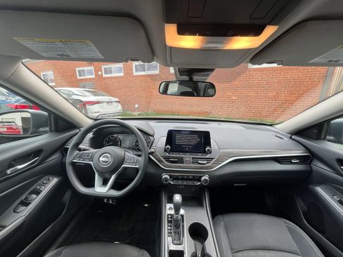 Used 2025 Nissan Altima 2.5 SV FWD image 32