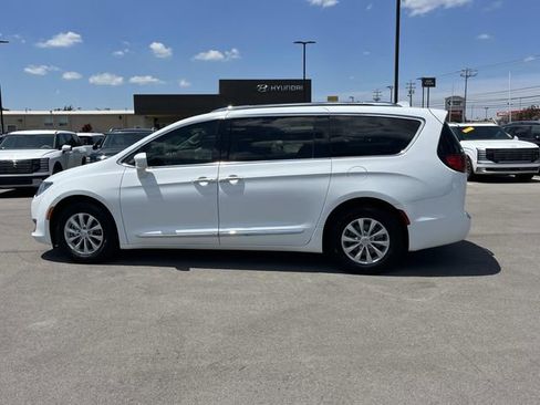Used 2018 Chrysler Pacifica Touring-L FWD image 8