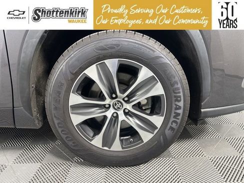 Used 2022 Toyota Highlander XLE image 9