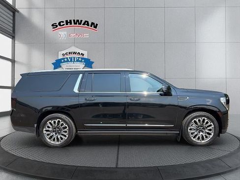 Used 2023 GMC Yukon XL Denali Ultimate AWD/4WD image 3