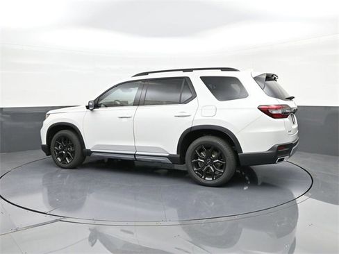 New 2025 Honda Pilot Touring image 5