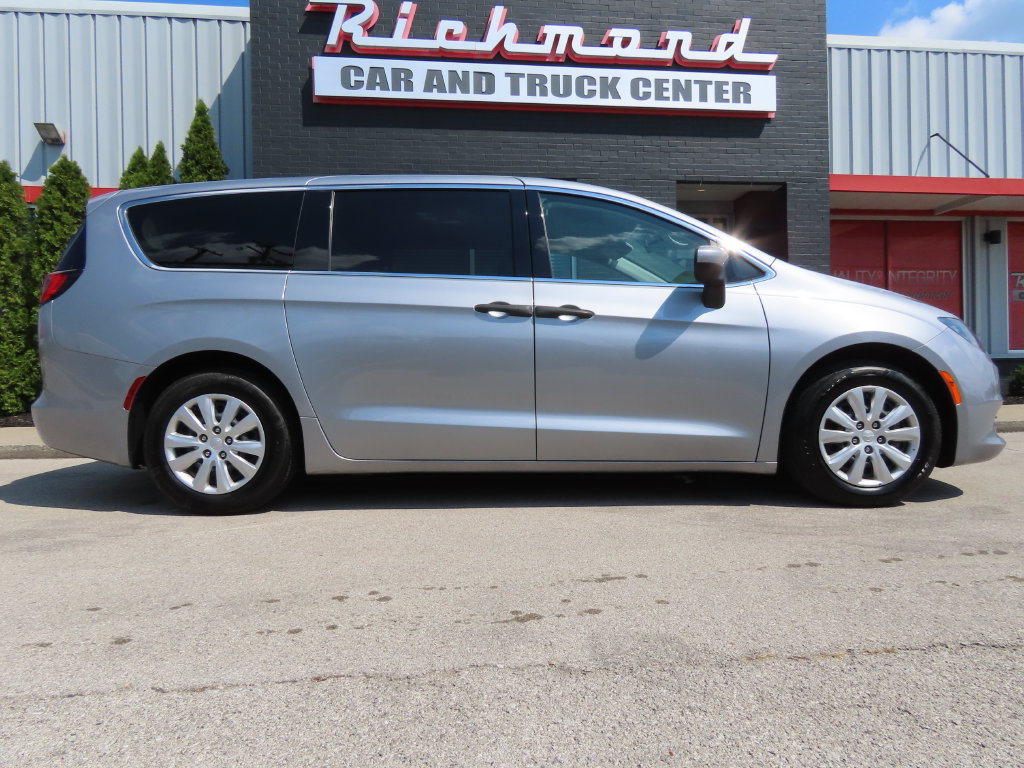 Used 2018 Chrysler Pacifica L FWD image 3