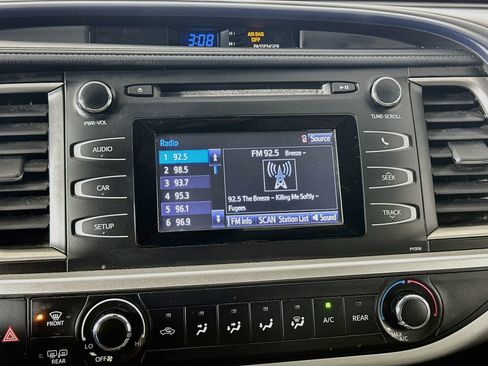 Used 2017 Toyota Highlander LE FWD image 21