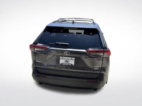 Used 2021 Toyota RAV4 XLE Premium FWD image 4