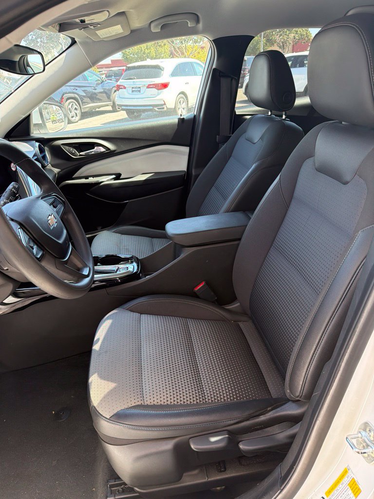 Used 2025 Chevrolet Trax LT FWD image 6