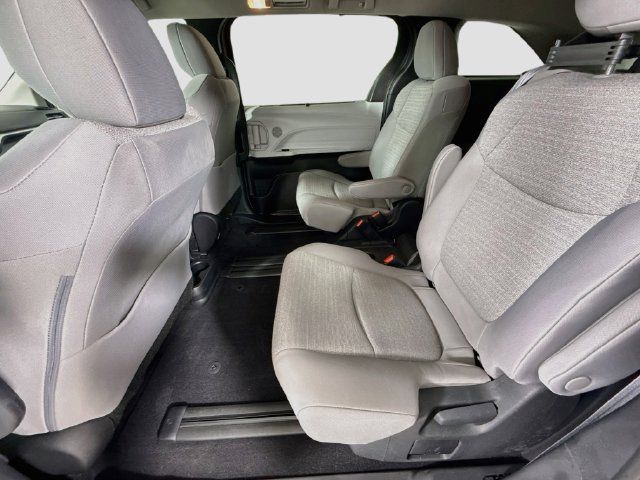 Used 2025 Toyota Sienna LE w/ LE Plus Package FWD image 25