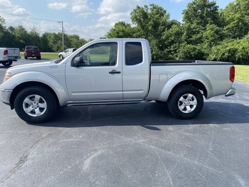 Used 2011 Nissan Frontier SV AWD/4WD image 2