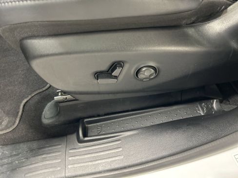 Used 2025 Chrysler Pacifica Select FWD image 12