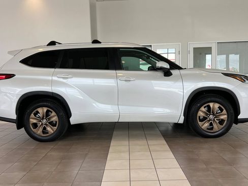 Used 2023 Toyota Highlander Bronze Edition w/ Protection Package #3 (TMS) FWD image 3