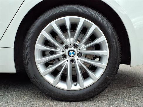 Used 2022 BMW 530i xDrive w/ Convenience Package image 9