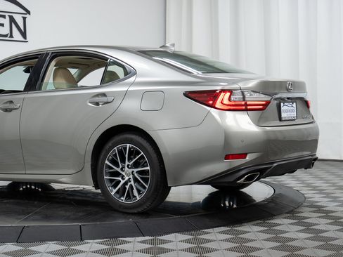 Used 2016 Lexus ES 350 w/ Luxury Package w/Wood Trim image 29