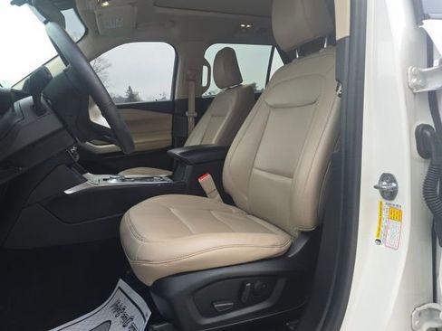 Used 2022 Ford Explorer XLT w/ Equipment Group 202A image 9