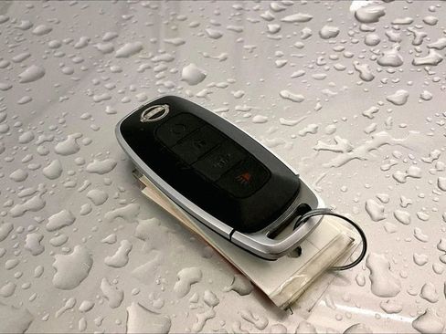 Used 2023 Nissan Rogue SV image 9