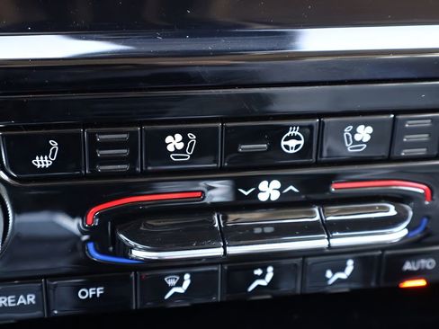 Used 2022 Jeep Grand Cherokee Overland w/ Luxury Tech Group IV image 28