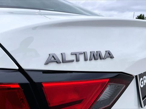Used 2025 Nissan Altima 2.5 SV FWD image 10