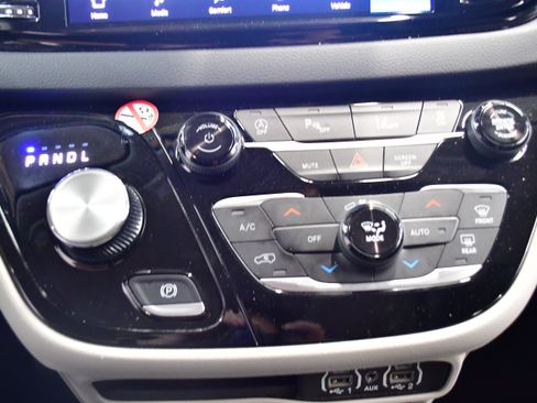 Used 2024 Chrysler Pacifica Touring-L FWD image 29