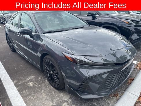 Used 2025 Toyota Camry SE FWD image 3