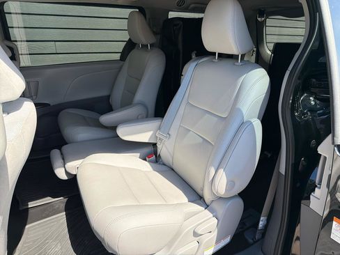 Used 2020 Toyota Sienna L FWD image 28