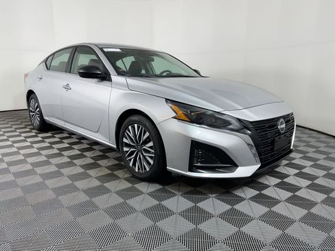 Used 2024 Nissan Altima 2.5 SV image 6