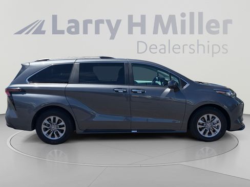 Used 2025 Toyota Sienna XLE FWD image 6