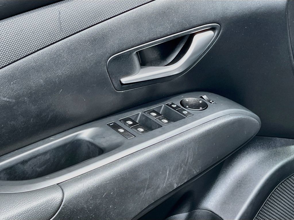 Used 2025 Hyundai Tucson SE FWD image 17