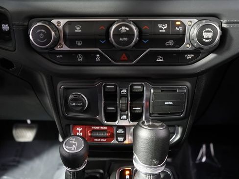 Used 2025 Jeep Wrangler Unlimited Rubicon AWD/4WD image 31