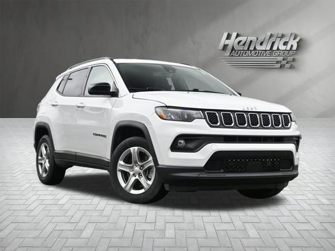 Used 2023 Jeep Compass Latitude image 2
