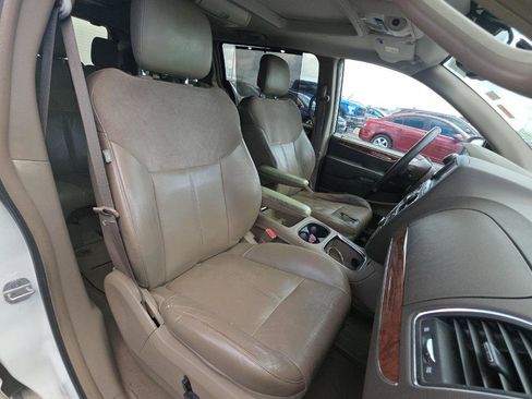Used 2011 Chrysler Town & Country Limited w/ Trailer Tow Group FWD image 9