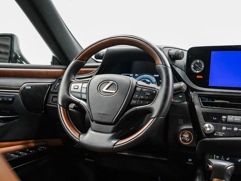 Used 2025 Lexus ES 300h w/ Luxury Package FWD image 15