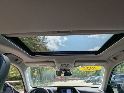 Used 2022 Toyota Highlander XLE FWD image 18