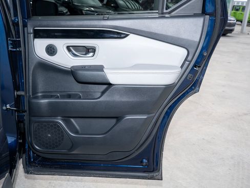 Used 2025 Honda Pilot EX-L image 17