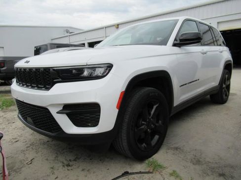 Used 2023 Jeep Grand Cherokee Altitude AWD/4WD image 2