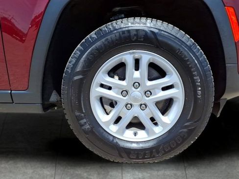 Used 2023 Jeep Grand Cherokee Laredo AWD/4WD image 9